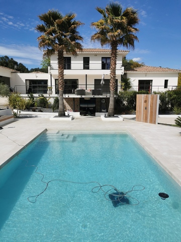 Pourquoi faire appel à un pisciniste pour la création de votre contour de piscine à Montpellier