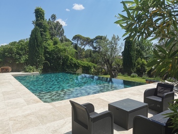 Pourquoi faire appel à un pisciniste pour la création de votre contour de piscine à Montpellier