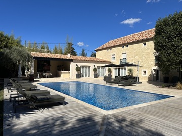 Pourquoi faire appel à un pisciniste pour la création de votre contour de piscine à Montpellier