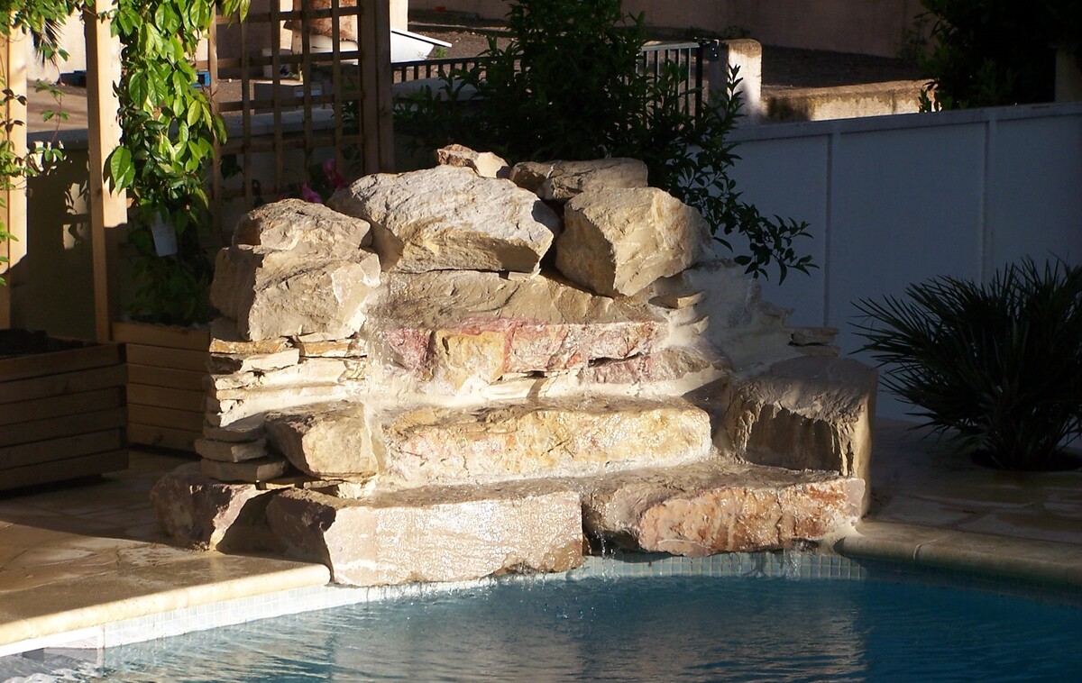 Création d'Enrochement et Piscine sur Mesure à Montpellier avec Piscines Verrier