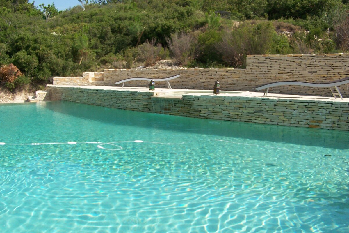 Création d'Enrochement et Piscine sur Mesure à Montpellier avec Piscines Verrier