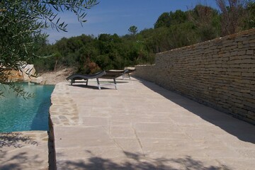 Création d'Enrochement et Piscine sur Mesure à Montpellier avec Piscines Verrier